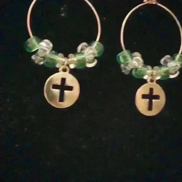 ❤️ Handmade Hoop Green/Clear CROSS Dangles Beaded Earrings - Picture 5 of 6